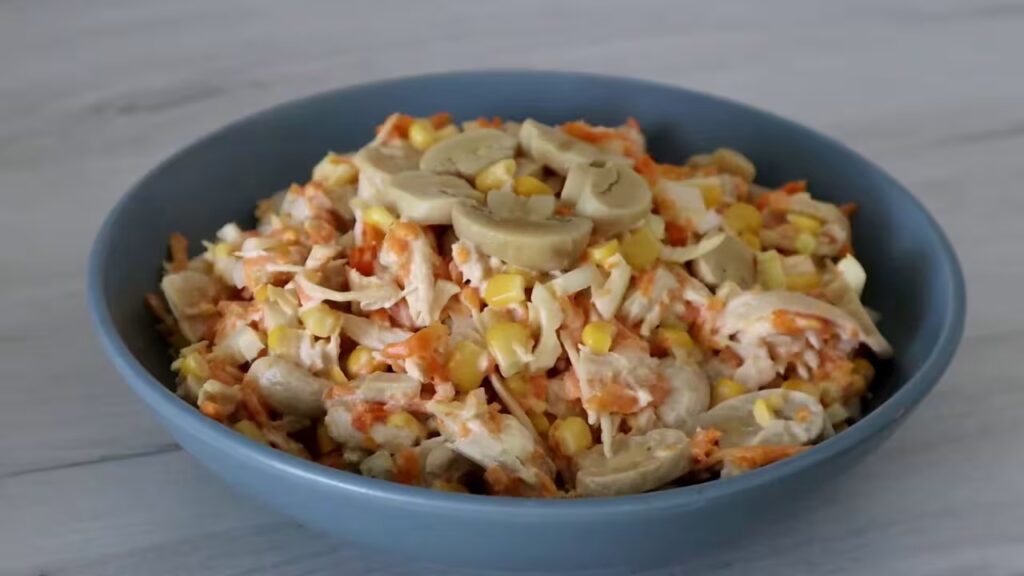 Салат з маринованих грибів з куркою