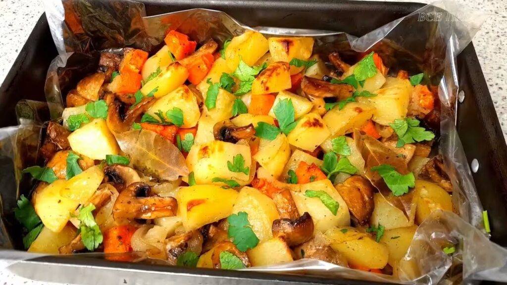Картопля з маринованими грибами в духовці